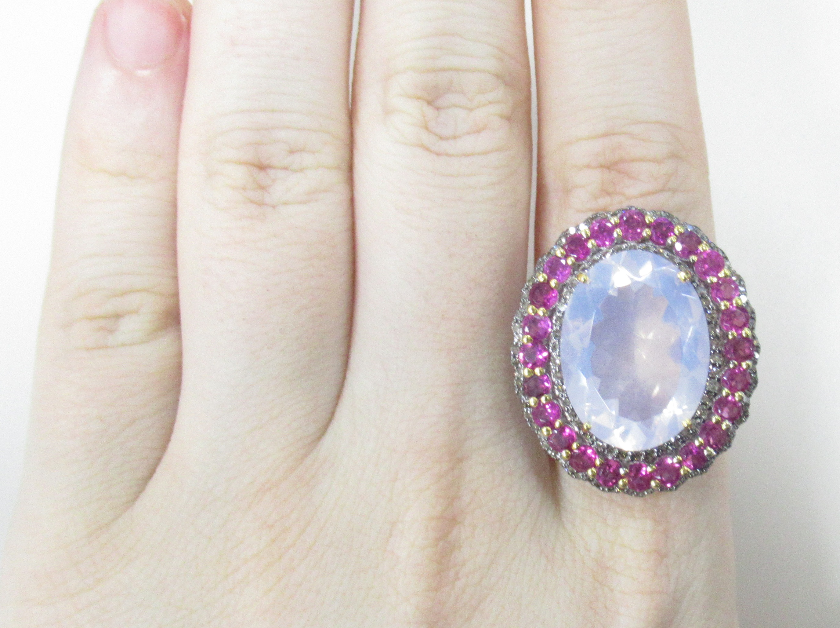 Серебряное кольцо 925 пробы; родий (бел., черн.); вставки 122 Бр.Кр-17 3/3 0,85 ct; 1 Кварц; Россыпь